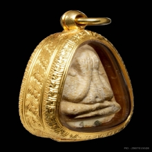 พระปิดตาปลดหนี้ หลังยันต์นะ เนื้อผงเกสรแช่น้ำมนต์