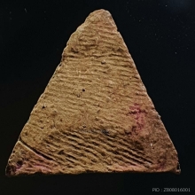 พระนางพญา พิมพ์สังฆาฏิ เนื้อดิน กรุวัดพระศรีฯ พิษณุโลก