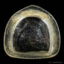 พระปิดตาเนื้อผงคลุกรักองค์จิ๋ว