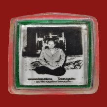 รูปถ่ายหน้าโต๊ะหมู่ หนังสือสองแถว คุณย่าบุญเรือน วัดอาวุธฯ