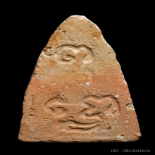 พระพุทโธน้อย พิมพ์เล็ก หน้าตุ๊กตา เนื้อดิน ขอบข้างล้น  2494