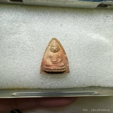 พระพุทโธน้อย พิมพ์เล็ก หน้าตุ๊กตา เนื้อดิน ขอบข้างล้น  2494