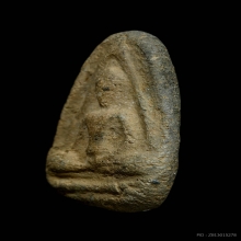 พระนางพญาเข่ากว้าง หลังอูม เนื้อดิน กรุบางขลัง จ.สุโขทัย 