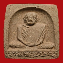 พระผงกำแพงแสนหลังจีวร หลวงปู่ดุลย์ ปี 2522