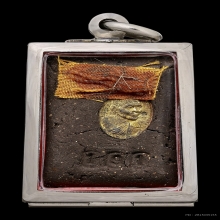 ล็อกเก็ตฉากทอง รุ่นเเรก หลวงปู่กาหลง เขี้ยวแก้ว ปี2548