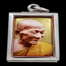 ล็อกเก็ตฉากทอง รุ่นเเรก หลวงปู่กาหลง เขี้ยวแก้ว ปี2548