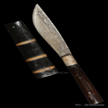 มีดเก่า ด้ามไม้-ฝักไม้ ใบตอกยันต์ ไม่ทราบที่ สภาพสวยมาก