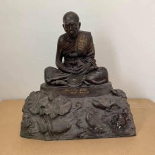 พระบูชาหลวงปู่ทิม ฐานปูปลา วัดละหารไร่  ขนาด 29 นิ้ว  ปี54