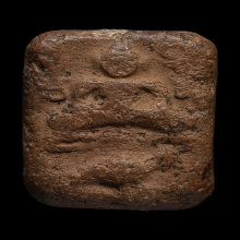 หลวงพ่อปาน พิมพ์ทรงนกสมาธิบัวเม็ด เนื้อดินเผา พ.ศ. 2460