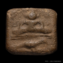 หลวงพ่อปาน พิมพ์ทรงนกสมาธิบัวเม็ด เนื้อดินเผา พ.ศ. 2460