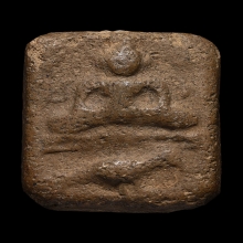 หลวงพ่อปาน พิมพ์ทรงนกสมาธิบัวเม็ด เนื้อดินเผา พ.ศ. 2460