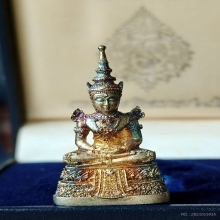 พระแก้วมรกต กรมสรรพสามิต ปี 2539 เนื้อเงินขัดเงา ผิวรุ้งสวย