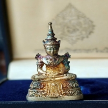 พระแก้วมรกต กรมสรรพสามิต ปี 2539 เนื้อเงินขัดเงา ผิวรุ้งสวย