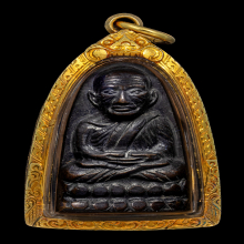 หลวงปู่ทวดหลังหนังสือ วอ จุด เลี่ยมทอง