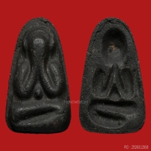 พระปิดตา หลวงปู่เฮี้ยง ปี 2495 พิมพ์สะดือใหญ่ เนื้อผงคลุกรัก