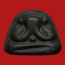 พระปิดตา หลวงปู่เฮี้ยง ปี 2495 พิมพ์สะดือใหญ่ เนื้อผงคลุกรัก