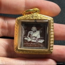 รูปถ่ายซีเปียหลวงปู่ศุข วัดปากคลองมะขามเฒ่า นั่งมือกลับด้าน