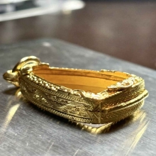 ตลับทองมือ 2 ใส่พระแม่ชีบุญเรือน พิมพ์เล็ก