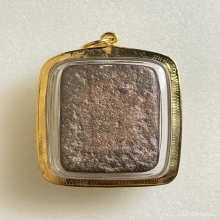 หลวงพ่อปาน พิมพ์ทรงไก่หาง3เส้น  เนื้อดินเผา พ.ศ. 2460