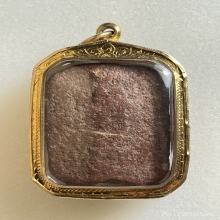 หลวงพ่อปาน พิมพ์ทรงไก่หาง 5 เส้น  เนื้อดินเผา พ.ศ. 2460