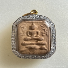 หลวงพ่อปาน พิมพ์ทรงนกฐานสายบัว  เนื้อดินเผา พ.ศ. 2460