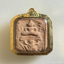 หลวงพ่อปาน พิมพ์ทรงหนุมานแบกแท่น  เนื้อดินเผา พ.ศ. 2460