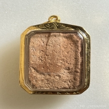 หลวงพ่อปาน พิมพ์ทรงหนุมานแบกแท่น  เนื้อดินเผา พ.ศ. 2460