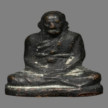 รูปหล่อโบราณหลวงปู่เอี่ยม  วัดสพานสูง  เนื้อแดง ตอก 2 โค๊ต