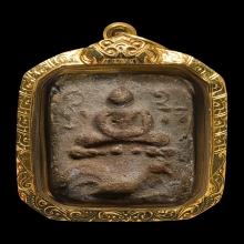 หลวงพ่อปาน พิมพ์ทรงไก่หาง3เส้น เนื้อดินเผา พ.ศ. 2460