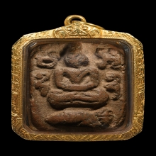 หลวงพ่อปาน พิมพ์ทรงปลาหมอ เนื้อดินเผา พ.ศ. 2460