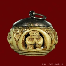 หนุมานเฝ้าถ้ำ แกะเป็นหนุมาน 4 ตน เฝ้าอยู่ในถ้ำ 1 ตน เก่ามาก