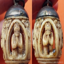 หนุมานเฝ้าถ้ำ แกะเป็นหนุมาน 4 ตน เฝ้าอยู่ในถ้ำ 1 ตน เก่ามาก