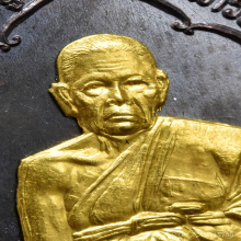 หลววงพ่อหลบนวะหน้ากากทองคำ