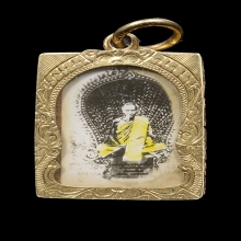 หลวงพ่อเดิม เลี่ยมทองหนาเก่า รูปถ่ายกรอบกระจกสองหน้าแววนกยูง