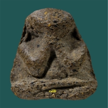 พระปิดตาพิมพ์เข่าซ้อน อกกว้าง หลังนูน เนื้อผงคลุกรัก 