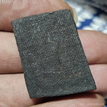 พระผงรูปเหมีอน..หลังลายผ้า..หลวงพ่อมุ่ย..วัดดอนไร่..เนื้อดำ