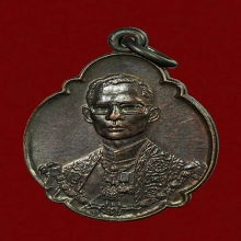 เหรียญ 4 รอบ ในหลวงรัชกาลที่ 9 บล้อคนิยม ม ขีด หลังวงเดือนบน