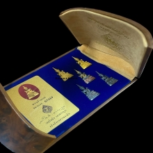 พระทองคำ ชุดพระแก้วมรกต  วาระ ๖๔ ปี กรมสรรพสามิต