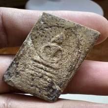 พระสมเด็จหลวงปู่ภู พิมพ์เจ็ดชั้นหูติ่ง (เนื้อจัด) มีชำรุด 