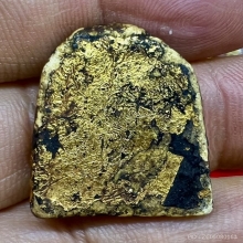 พระปิดตาเนื้อผงลงรักปิดทอง สวยเก่าสมบูรณ์หายาก