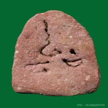 พระพิมพ์เล็บมือข้างรัศมี หลังยันต์มะอะอุ กรุวัดเจ้ามูล 2460