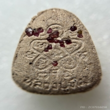 พระปิดตาฝังพลอยหลังยันต์ห้า หลวงปู่ทิมวัดละหารไร่