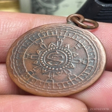 เหรียญกลม หลวงพ่ออี๋ หลังใยแมงมุม ปี 2483