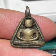 เหรียญหล่อจอบเล็ก หลวงพ่อเงิน พิมพ์แข้งติด