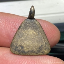 เหรียญหล่อจอบเล็ก หลวงพ่อเงิน พิมพ์แข้งติด