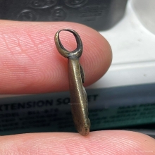 เหรียญหล่อจอบเล็ก หลวงพ่อเงิน พิมพ์แข้งติด