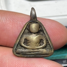 เหรียญหล่อจอบเล็ก หลวงพ่อเงิน พิมพ์แข้งติด