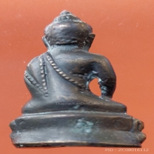 พระกริ่งเนื้อทองผสมอุดกริ่งที่สะโพกด้านหลัง