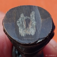 พระกริ่งเนื้อทองผสมอุดกริ่งที่สะโพกด้านหลัง