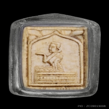 หลวงพ่อเดิม นางกวักหลังพระปิดตา เนื้องาแกะสวยสมบูรณ์